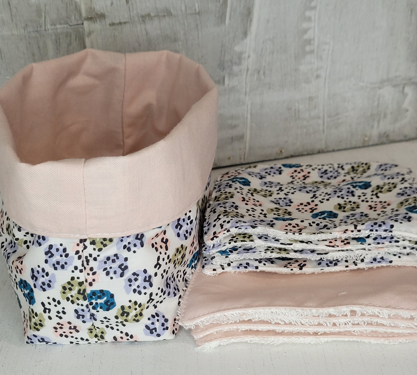 Panier contenant 8 lingettes réutilisables "Points/Rose"